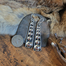 Load image into Gallery viewer, Lacey Graduated Dot Earrings