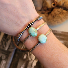 Load image into Gallery viewer, Graduated Saucer Pearl Bracelet - Stretch