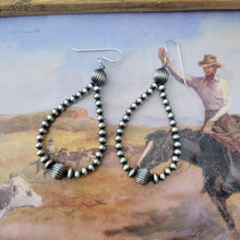 Load image into Gallery viewer, The Jean Pearl Hoops